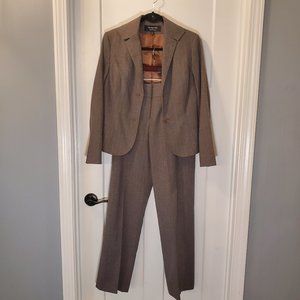 Signature by Larry Levine Women's 2 piece Pant Suit